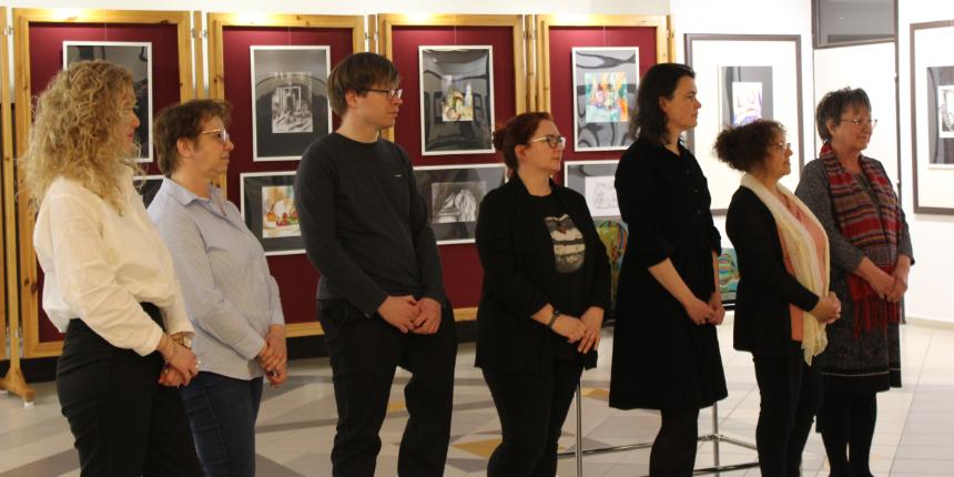 Ki�ll�t�smegnyit� a Nyitott Gal�ria K�pz�m�v�szeti M�hely alkot�inak m�veib�l