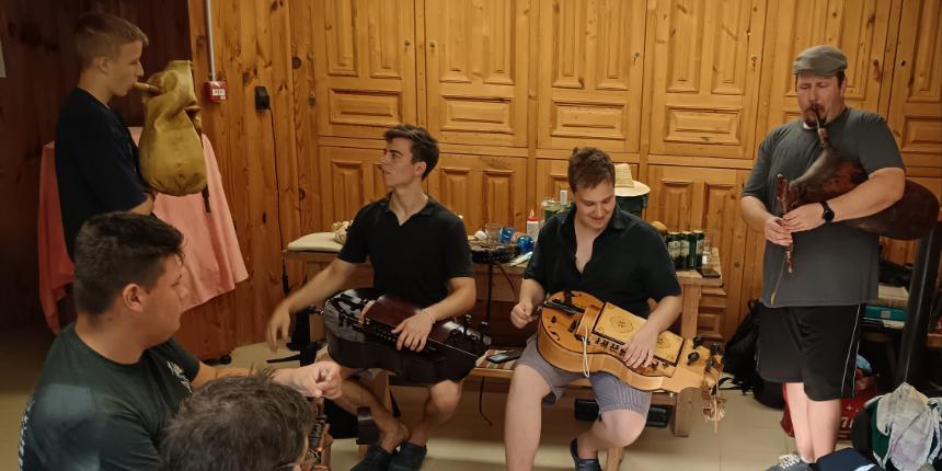 „Hejj reg� rejt�m…” X. Jubileumi N�pzenei t�bor